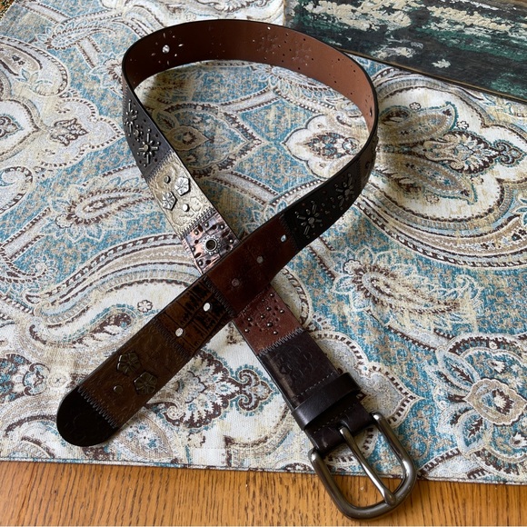 Fossil Genuine studded Leather Tooled rhinestone belt 34” - Picture 4 of 11